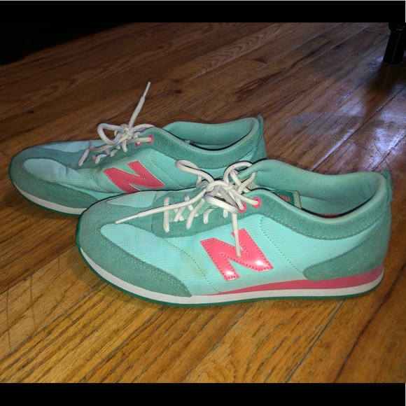 LIGHT BLUE & PINK WOMENS NEW BALANCES - Picture 1 of 4